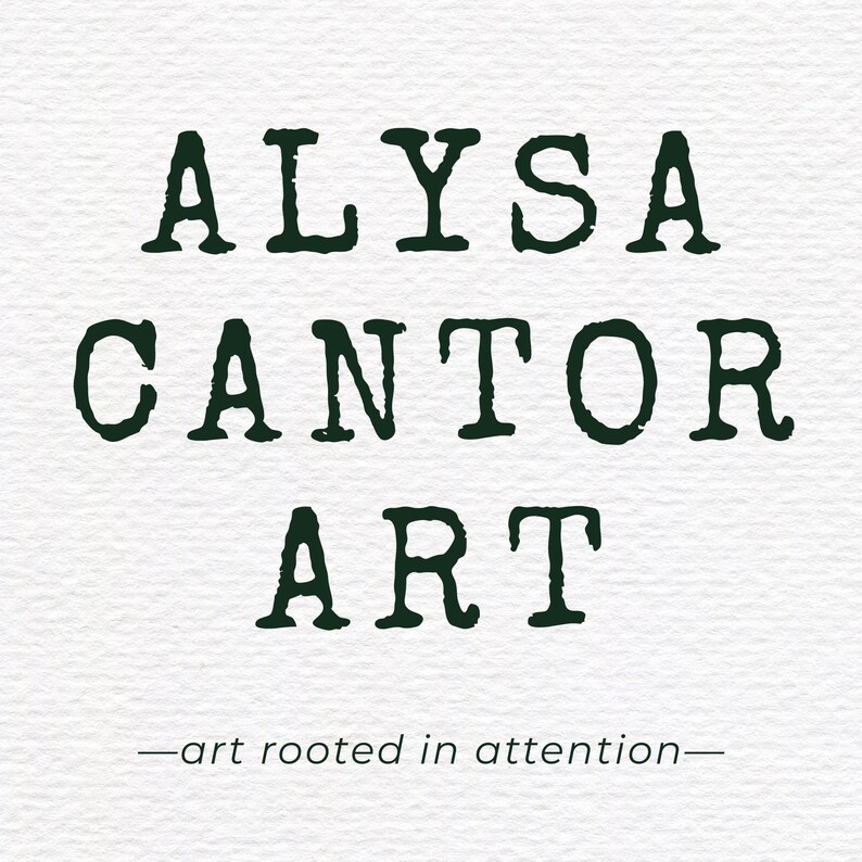 Pu&ograve; includere: Uno sfondo di carta bianca testurizzata che presenta il testo verde scuro ALYSA CANTOR ART in un carattere serif grassetto e usurato. Sotto il testo principale, la frase art rooted in attention &egrave; scritta in un carattere sans-serif verde scuro pi&ugrave; piccolo.