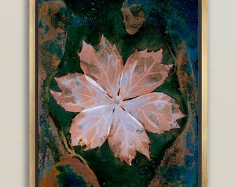 Può includere: Una stampa artistica incorniciata con un grande fiore rosa pallido e bianco con petali strutturati. Il fiore è posto su uno sfondo astratto verde scuro e blu con accenti dorati. L'opera d'arte è racchiusa in una cornice dorata.