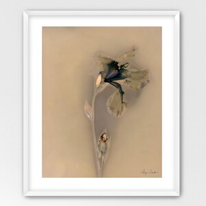 Pu&ograve; includere: Una stampa incorniciata che presenta una raffigurazione eterea e sfocata di un singolo fiore di iris e un bocciolo chiuso su uno sfondo beige tenue. I petali mostrano sottili sfumature di blu e grigio, con una firma visibile nell'angolo in basso a destra.
