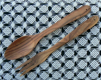 Juego de servicio de ensalada de madera de olivo / cuchara curvada de madera y tenedor para verduras, juego de servidores / utensilios rústicos hechos a mano / regalo tallado a mano para la cocina