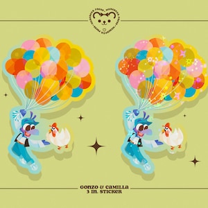 Może przedstawiać: Naklejka o wymiarach 7,6 cm przedstawiająca Gonzo i Camillę z Muppetów. Gonzo trzyma wiązkę kolorowych balonów, a Camilla stoi obok niego. Naklejka ma jasnoniebieskie tło z białym obramowaniem.