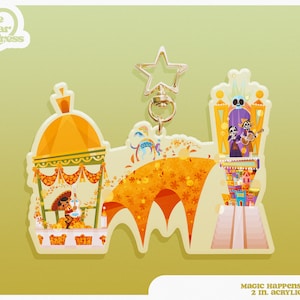 Könnte beinhalten: Ein 5 cm großer Acryl-Anhänger mit einer farbenfrohen Szene aus dem Disney Pixar Film Coco. Der Anhänger zeigt eine festliche Prozession mit einem gelben und grünen Pavillon, einem bunten Torbogen und einem Gebäude mit einem Schädel auf dem Dach. Der Text "Magic Happens + Coco 2 in. Acrylic Charm" ist unter dem Bild gedruckt.