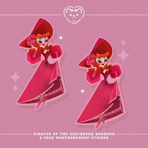 Puede incluir: Dos pegatinas impermeables de 5 cm que representan a una mujer pelirroja con un vestido y un sombrero rojos. La mujer sostiene un ramo de flores y tiene una expresión traviesa en su rostro. El texto "Pirates of the Caribbean redhead" está impreso debajo de las pegatinas.