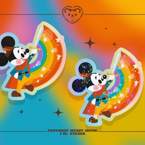 Op de afbeelding: Twee Mickey Mouse-stickers van 7,6 cm met een regenboog- en sterrenontwerp. De Mickey Mouse-personages zijn gekleed als ridders en houden zwaarden vast. De tekst "Fantasmic Mickey Mouse 3 in. Sticker" staat onderaan de afbeelding.