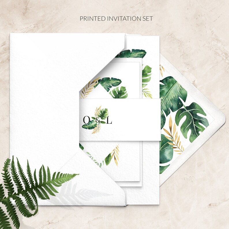 K&ouml;nnte beinhalten: Ein wei&szlig;es Einladungsset mit tropischem Blattdesign. Das Set enth&auml;lt einen Umschlag, Einladungskarten und ein Bauchband. Der Text "PRINTED INVITATION SET" steht oben. Das Bauchband hat die Initialen "O & L".