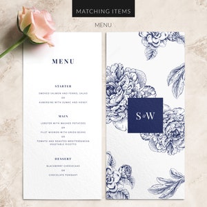 K&ouml;nnte beinhalten: Eine Hochzeitsmen&uuml;karte mit einem floralen Design in blauer Tinte. Das Men&uuml; umfasst Vorspeisen-, Hauptgericht- und Dessert-Optionen. Die Karte zeigt auch die Initialen "S&W" in einem blauen Quadrat.
