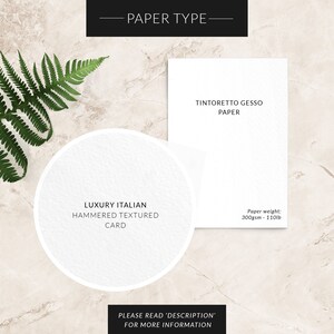 K&ouml;nnte beinhalten: Eine wei&szlig;e Karte mit dem Text "TINTORETTO GESSO PAPER" und "Paper weight: 300gsm - 110lb". Eine kreisf&ouml;rmige Nahaufnahme zeigt die Textur der "LUXURY ITALIAN HAMMERED TEXTURED CARD". Der Text "PAPER TYPE" steht oben.