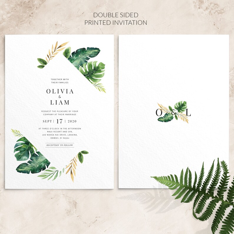 K&ouml;nnte beinhalten: Doppelseitige gedruckte Hochzeitseinladung mit tropischen Bl&auml;ttern und goldenen Akzenten. Die Einladung zeigt die Namen Olivia & Liam, Veranstaltungsdetails und den Text "Empfang folgt". Die R&uuml;ckseite der Einladung hat die Initialen O & L.