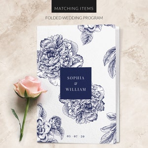 K&ouml;nnte beinhalten: Gefaltetes Hochzeits-Programm mit wei&szlig;em Hintergrund und blauen Blumenillustrationen. Der Text "Sophia & William" befindet sich in einem dunkelblauen Kasten. Das Datum "05.07.20" ist unten gedruckt.