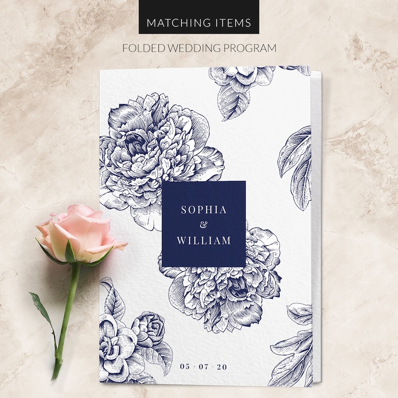 K&ouml;nnte beinhalten: Gefaltetes Hochzeits-Programm mit wei&szlig;em Hintergrund und blauen Blumenillustrationen. Der Text "Sophia & William" befindet sich in einem dunkelblauen Kasten. Das Datum "05.07.20" ist unten gedruckt.