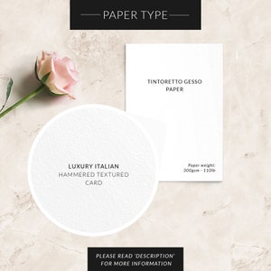 K&ouml;nnte beinhalten: Eine wei&szlig;e Karte mit dem Text "Luxury Italian Hammered Textured Card" und "Paper Type: Tintoretto Gesso Paper, Paper weight: 300gsm - 110lb" darauf gedruckt. Die Karte liegt auf einer hellbraunen, strukturierten Oberfl&auml;che mit einer rosa Rose.