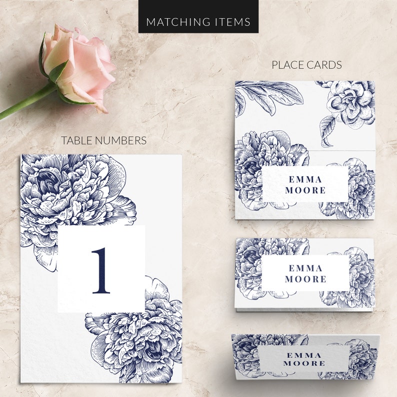 K&ouml;nnte beinhalten: Ein Set druckbarer Hochzeitspapeterie mit einem floralen Design mit blauen Pfingstrosen. Das Set enth&auml;lt eine Tischnummernkarte mit der Nummer "1", eine Platzkarte mit dem Namen "Emma Moore" und eine passende Platzkarte mit dem gleichen Design.