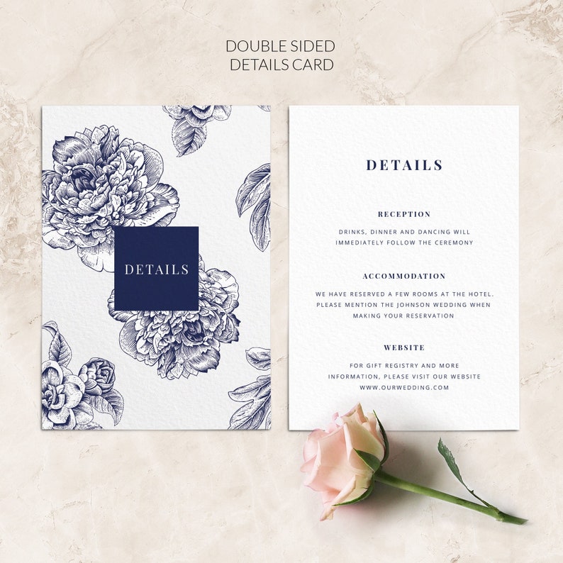 K&ouml;nnte beinhalten: Doppelseitige Hochzeits-Detailkarte mit floralem Design. Die Vorderseite zeigt ein marineblaues Blumenmuster auf wei&szlig;em Hintergrund. Die R&uuml;ckseite tr&auml;gt den Text "DETAILS" in Marineblau und listet Informationen zu Empfang, Unterkunft und Website auf.