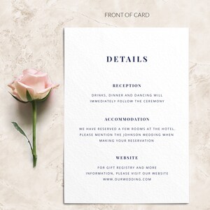 K&ouml;nnte beinhalten: Eine wei&szlig;e Karte mit blauem Text, der Informationen zur Rezeption, Unterkunft und Website f&uuml;r eine Hochzeit enth&auml;lt. Der Text lautet "Details", "Empfang", "Getr&auml;nke, Abendessen und Tanzen finden direkt nach der Zeremonie statt", "Unterkunft", "Wir haben ein paar Zimmer im Hotel reserviert. Bitte erw&auml;hnen Sie die Hochzeit von Johnson bei Ihrer Reservierung", "Website", "F&uuml;r das Hochzeitsgeschenkregister und weitere Informationen besuchen Sie bitte unsere Website www.ourwedding.com".