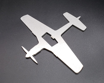 Könnte beinhalten: Ein silberfarbenes Multitool in Flugzeugform. Das Werkzeug verfügt über einen Propeller, Flügel und einen Flaschenöffner. Das Design ist eine flache, zweidimensionale Darstellung eines Flugzeugs, für Luftfahrt-Enthusiasten.