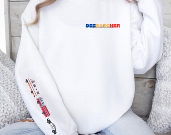 Sudadera unisex de mezcla pesada con cuello redondo y personalizada con el despachador 911 que lleva un corazón en la manga