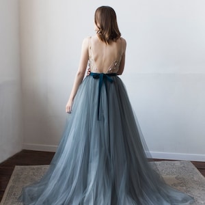 Abito da sposa in tulle blu scuro: abito da sposa con fiocco ricamato floreale