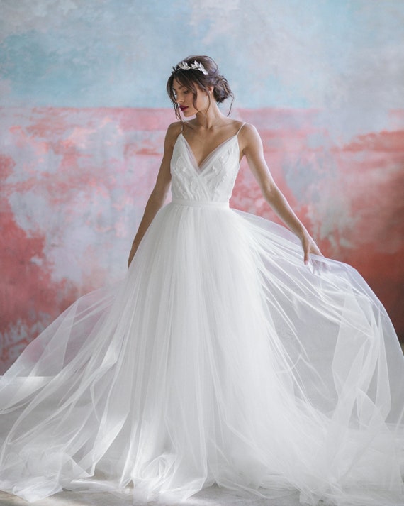 Vestido de novia de tul blanco / vestido de novia bordado a mano / vestido  de novia completo / vestido de novia de tirantes de espagueti -  España