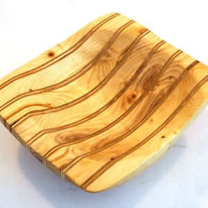 Einzigartige Holzschale aus mehreren Schichten von Holzfurnier geschnitzt