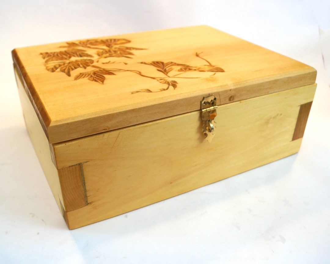 Boîte Artisanale Carrée En Bois Sculpté à La Main – Marron, Inde – Avec Couvercle
