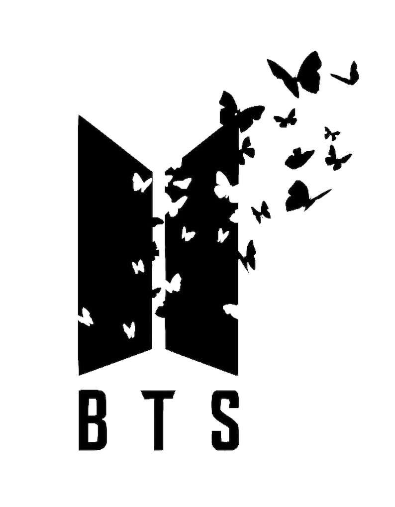 K&ouml;nnte beinhalten: Schwarz-wei&szlig;e Grafik mit den Buchstaben "BTS" und einem stilisierten Logo. Das Logo ist eine schwarze geometrische Form, aus der Schmetterlinge hervorgehen. Die Schmetterlinge sind ebenfalls schwarz und scheinen zu fliegen.