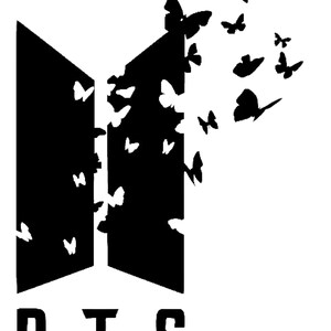 K&ouml;nnte beinhalten: Schwarz-wei&szlig; Grafik mit den Buchstaben "BTS" in fetter Schrift. Das Design beinhaltet eine stilisierte T&uuml;r- oder Torform, aus der Schmetterlinge hervorgehen. Die Schmetterlinge sind in verschiedenen Gr&ouml;&szlig;en und Positionen angeordnet und erzeugen ein Gef&uuml;hl der Bewegung.