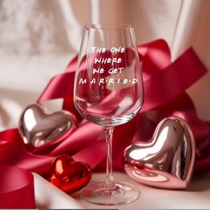 Los amigos diseñan nombres y frases para vasos, tazas, libros, placas, calcomanías de vinilo y transferencias de calcomanías.