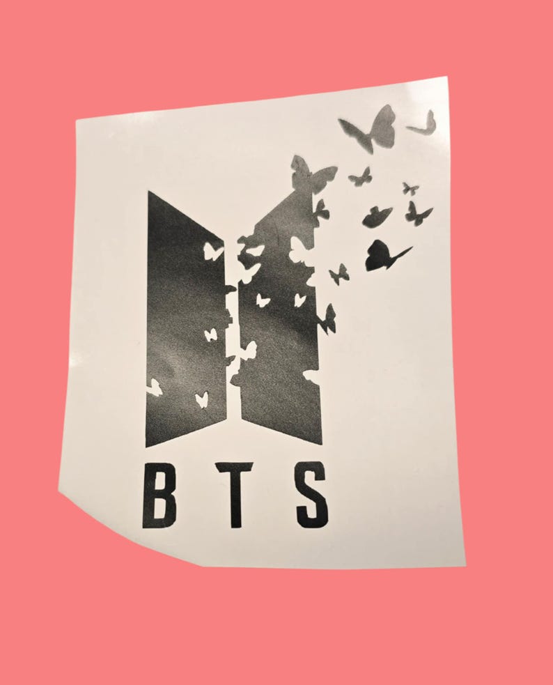 K&ouml;nnte beinhalten: Ein wei&szlig;er Aufkleber mit den Buchstaben "BTS" in fetter, schwarzer Schrift. Das Design beinhaltet ein stilisiertes schwarzes Logo mit Schmetterlingen, von denen einige aus dem Logo herauszubrechen scheinen. Der Hintergrund ist einfarbig hellkorallenfarben.