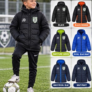 Op de afbeelding: Een zwart gewatteerd jack met capuchon, ritssluiting, de letters JD op de rechterborst en het Shepley F.C. voetbalembleem op de linkerborst. De afbeelding toont zes kleurvarianten: zwart, zwart/oranje, marine/limoengroen, koningsblauw/marine, marine/koningsblauw en marine/marine.