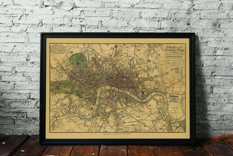 Peut inclure: Une carte ancienne de Londres, en Angleterre, imprim&eacute;e sur du papier vieilli avec un sch&eacute;ma de couleurs brun et cr&egrave;me. La carte montre les rues, les rivi&egrave;res et les monuments de la ville. Le titre de la carte est "Plan of the City of London, Westminster, and Southwark, 1831."
