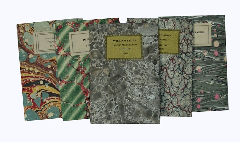 Peut inclure: Cinq livres anciens avec des couvertures marbr&eacute;es. Les titres comprennent "Typus Orbis Terrarum 1570", "Dublin 1780", "William Faden Twenty Miles Round London 1800", "Rd Mogg London Nature 1806", et "Empire 1873".