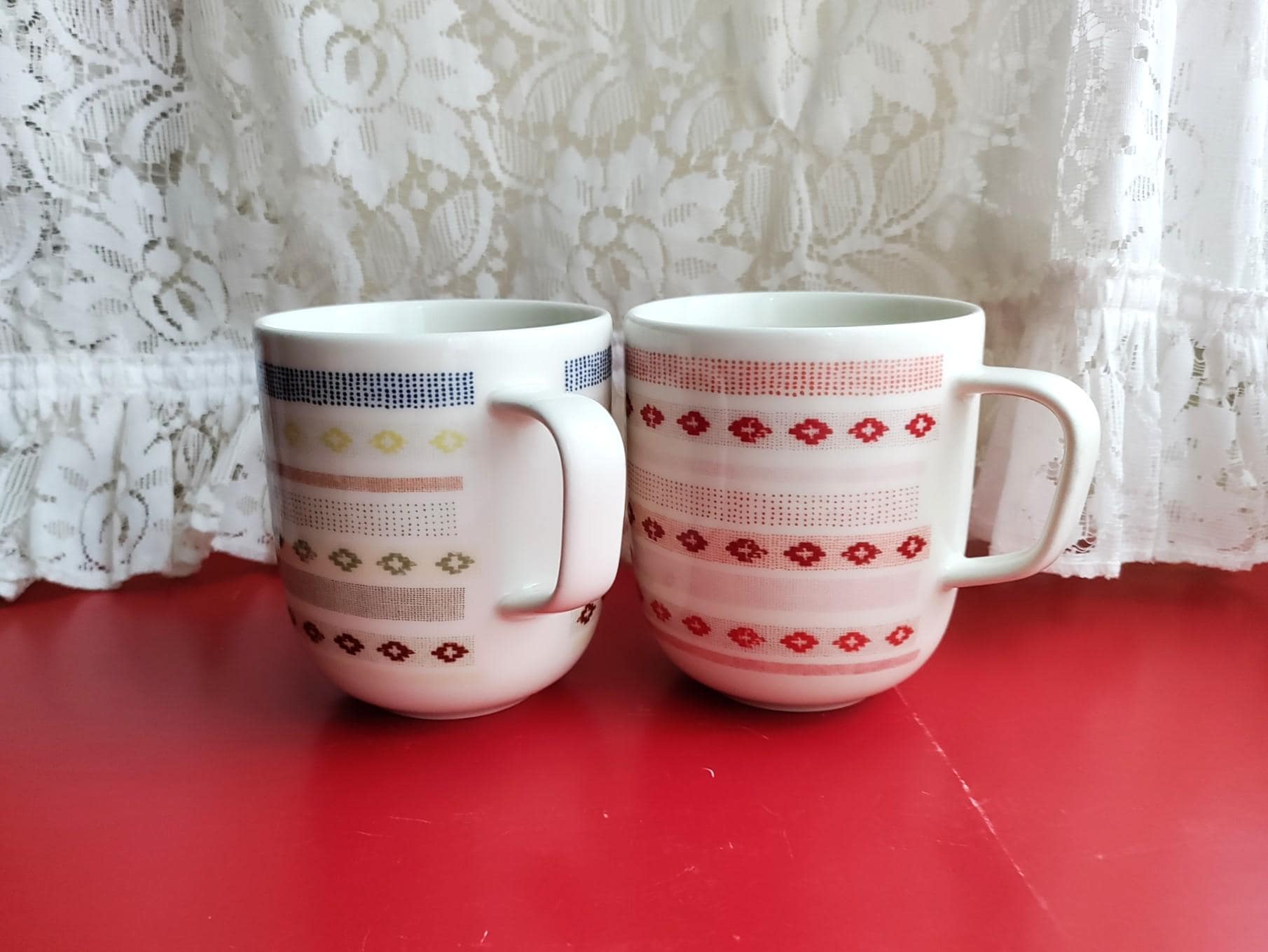 Iittala: Two SARJATON TIKKI Mugs With Red Pattern and Mixed Color