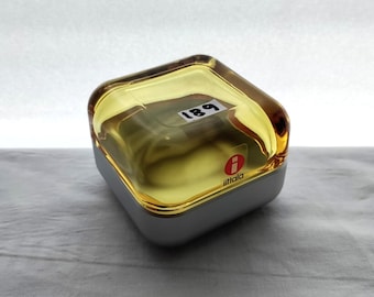 イッタラ: アヌ・ペンティネンデザインの小さなグリーン VITRIINI