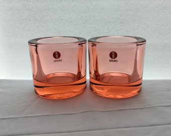 イッタラ: 淡いピンクの KIVI 奉納品 1 つ、ヘイキ オルヴォラが