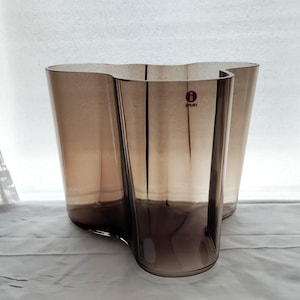 Iittala: Large 160 mm High SAND Colored AALTO Glass Vase, Designed by Alvar Aalto