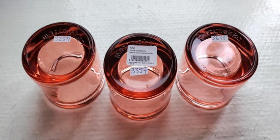 イッタラ: サーモンピンクの KIVI 奉納品 1 つ、マリメッコ