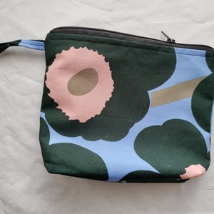 Een kleine handgemaakte tas of portemonnee, gemaakt van UNIKKO-patroontextiel