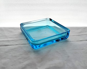 イッタラ：リオブラウンの下部と透明な上部を備えた小さなVITRIINI