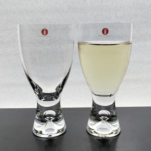 Iittala: dos copas de vino blanco de la serie TAPIO hechas a mano, diseñadas por Tapio Wirkkala