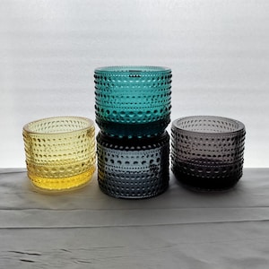 Iittala: één theelichtje uit de KASTEHELMI-serie, vier verschillende kleuralternatieven, ontworpen door Oiva Toikka