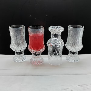 Iittala: vier zeldzame ULTIMA THULE-serie borrelglaasjes van 5 cl met pootjes, ontworpen door Tapio Wirkkala