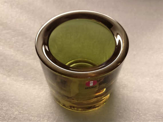 イッタラ: Roseolive KIVI Votive 1 つ、デザイン: Heikki Orvola