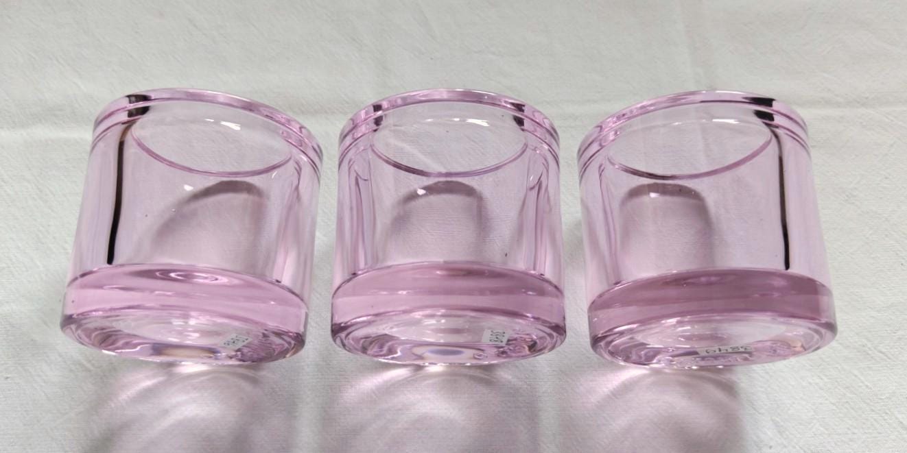 イッタラ: 淡いピンクの KIVI 奉納品 1 つ、ヘイキ オルヴォラが