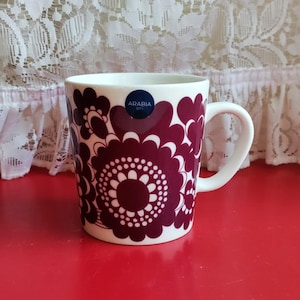 Arabia Finlandia: Taza de la serie ESTERI, alternativas en morado o rojo frambuesa, diseño de Esteri Tomula