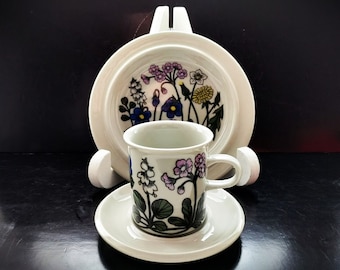 Arabia Finland: Rare Set of Two FLORA Series Tall Coffee Cups, Two Saucers, and Two Bread Plates, Pattern by Esteri Tomula