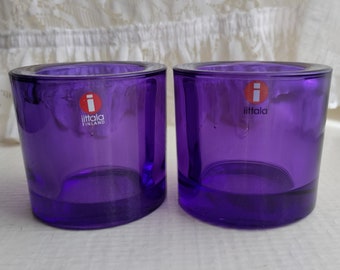Iittala: Een lila KIVI kaarsenhouder voor theelichtjes, geproduceerd door marimekko