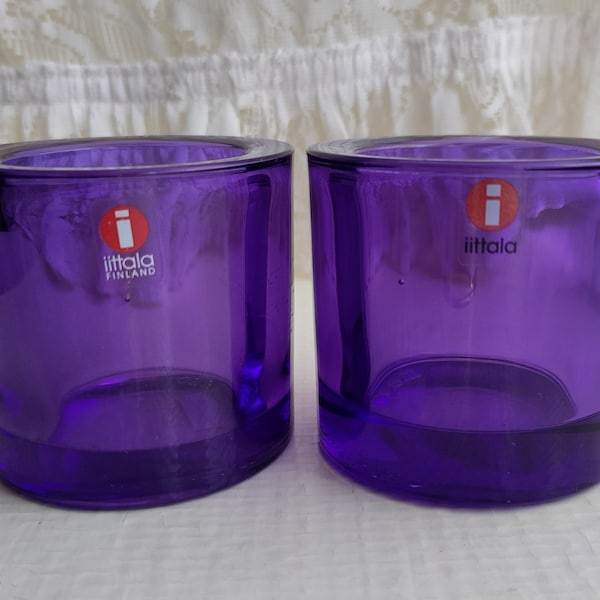 Iittala: Eine lilafarbene KIVI Kerzenhalterschale für Teelicht, hergestellt von Marimekko
