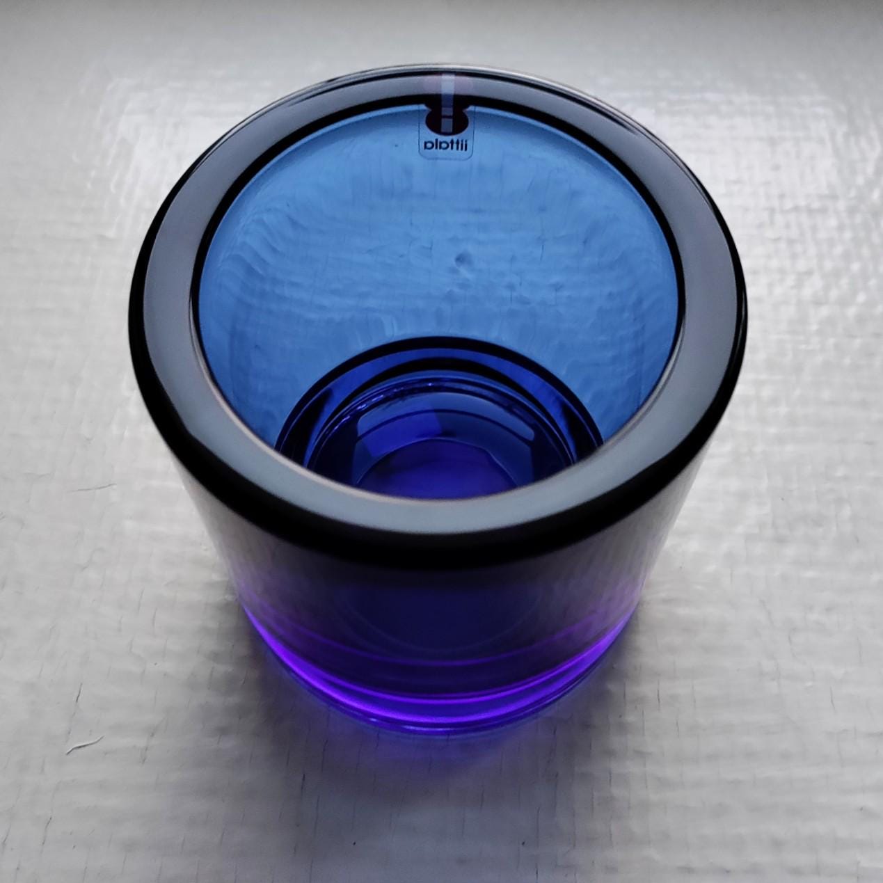 イッタラ: 大きなウルトラマリン ブルーの KIVI 奉納書 1 つ