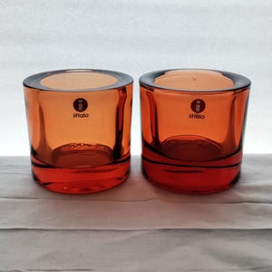 イッタラ: レッド ガーネット KIVI 奉納品 1 つ、ヘイキ オルヴォラが