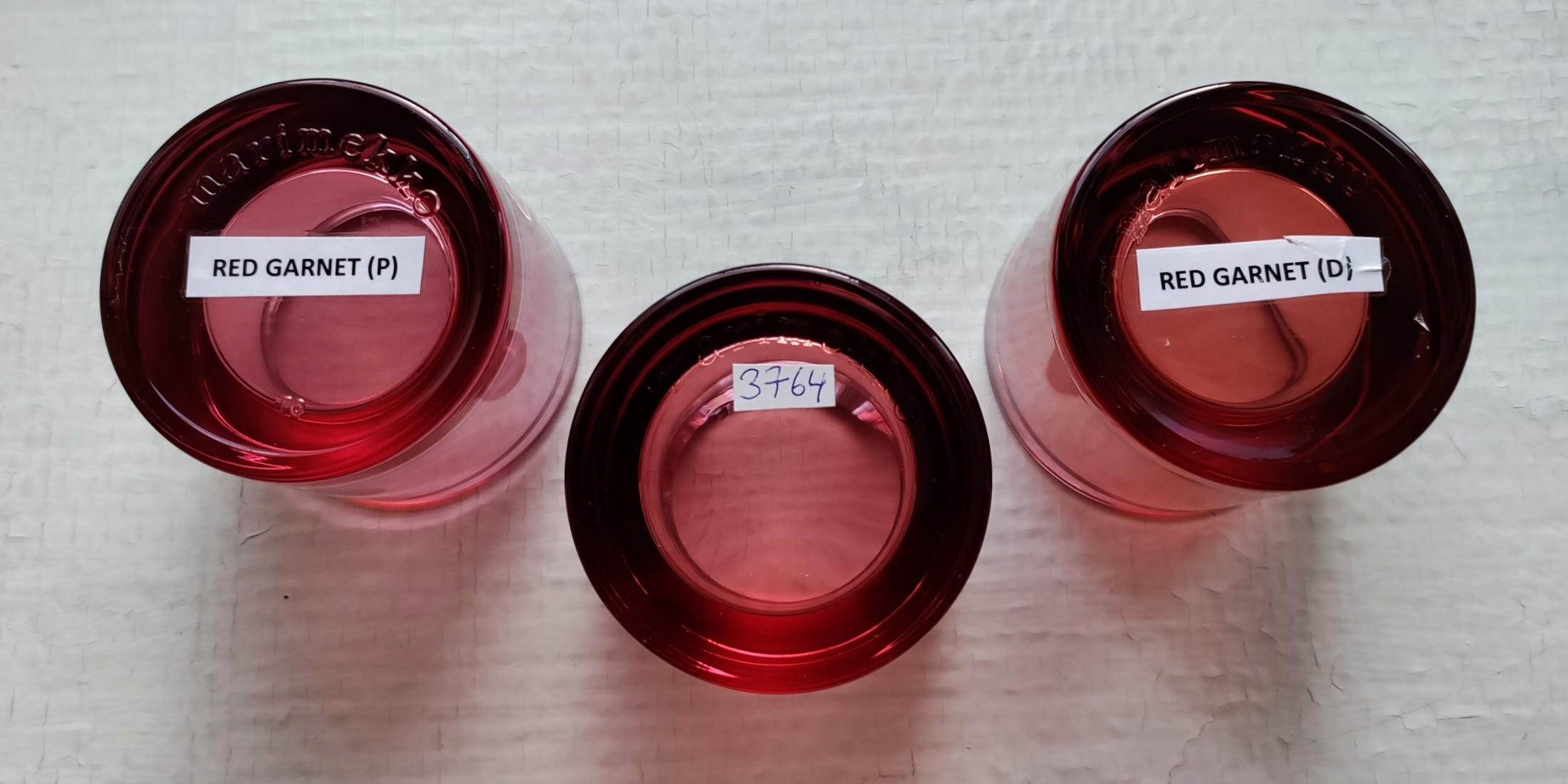 イッタラ: レッド ガーネット KIVI 奉納品 1 つ、ヘイキ オルヴォラが